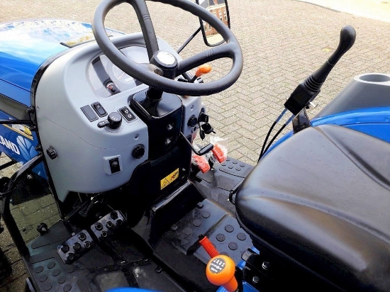 Afbeeldingen van New Holland Boomer 35 Tractor
