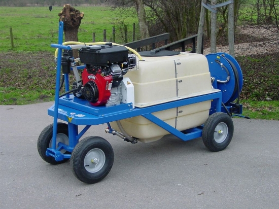 Afbeeldingen van Spuitwagen 400T - Vanguard 16PK + XW30.20 30l/min~150bar - Veerhaspel Draaibaar